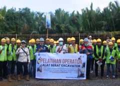 warga lingkar tambang mengikut pelatihan operator excavator
